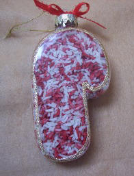 Craft a candy cane Christmas ornament with free instrucitons from Craft Elf